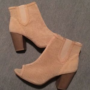 Nude wedges